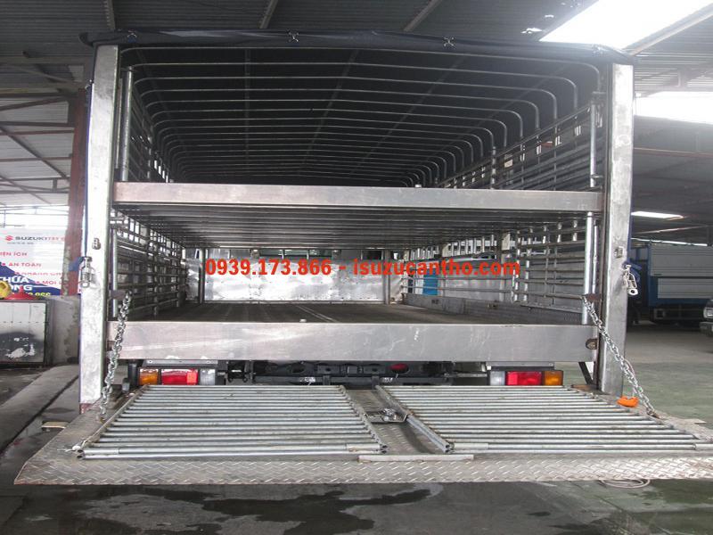 xe tải isuzu NQR75M 9 tấn thùng mui bạc chở heo